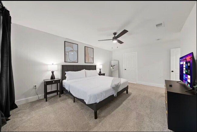 Building Photo - Stunning Home with Spacious Layout & Modern Upgrades