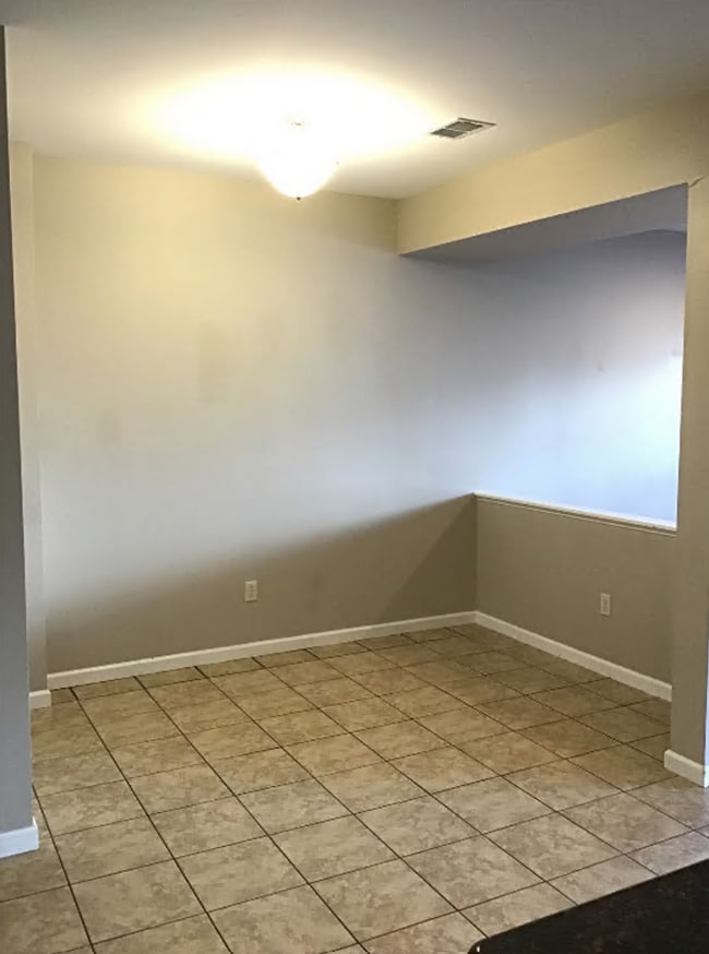 Building Photo - Spacious 3BR Townhome w/ Garage | Great Location Near I-81