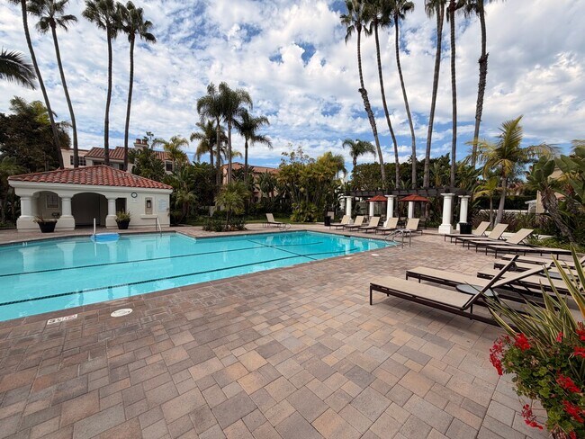 Building Photo - Beautiful 3 Bedroom, 2.5 Bathroom Newport ...