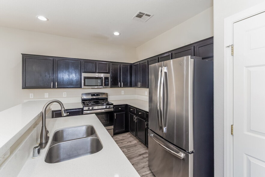 Building Photo - 5402 Royal Yacht Way