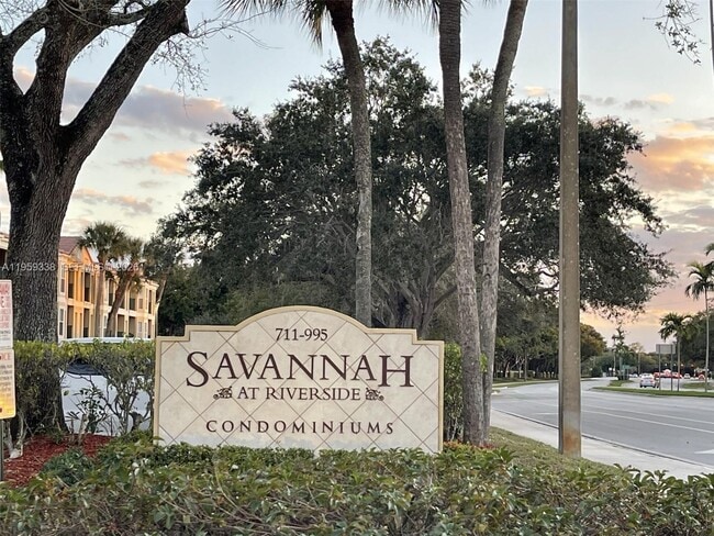 Building Photo - 977 Riverside Dr