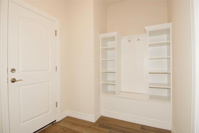 Building Photo - 4628 Pinehurst Trl E