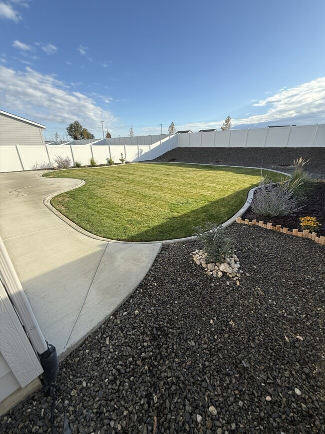 Building Photo - 15350 Blue Pinion Ave