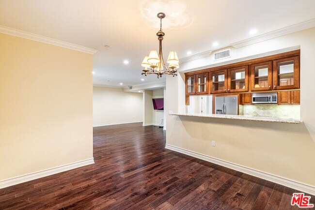 Building Photo - 2347 Fox Hills Dr