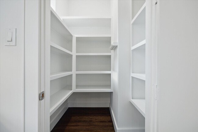 Building Photo - 1105 W 21st St