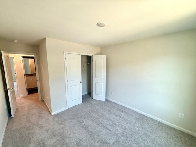 Building Photo - Two bedroom, 2.5 bath townhome in Whitsett