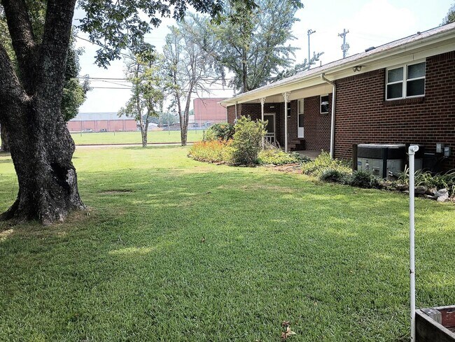 Building Photo - ~Beautiful, Well-Manicured Neighborhood~  ...