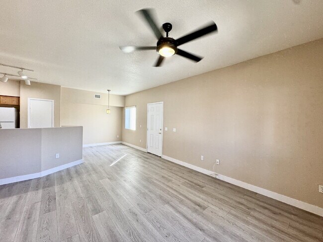 Building Photo - Beautifully Updated Downstairs 3-Bedroom, ...