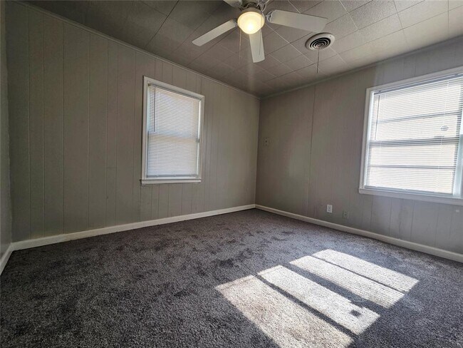 Building Photo - 307 E Kittyhawk Dr