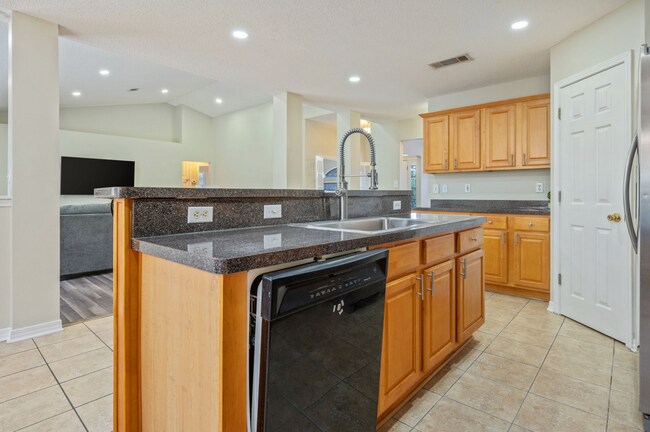 Building Photo - 4 bedroom 2 bathroom