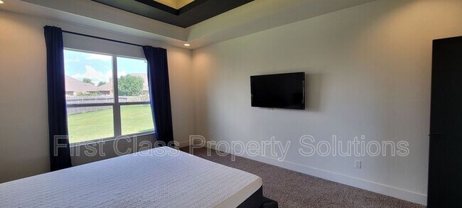 Building Photo - 5001 SW 128th Ct