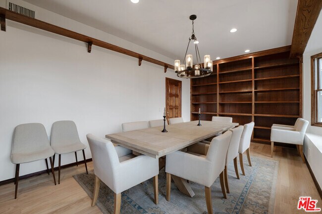 Building Photo - 10160 Cielo Dr