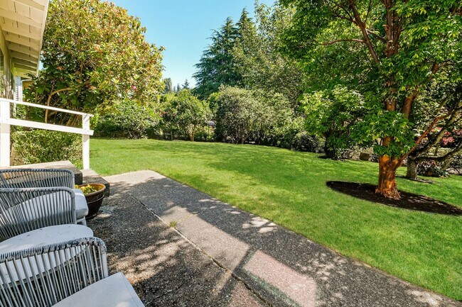 Building Photo - Warm and Welcoming 3 Bedroom in Prime Seattle Location