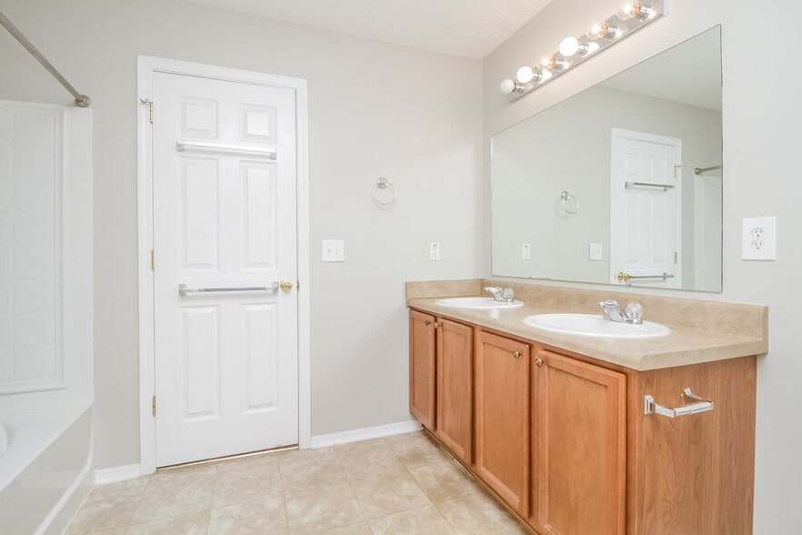 Building Photo - 2705 Sutherland Dr