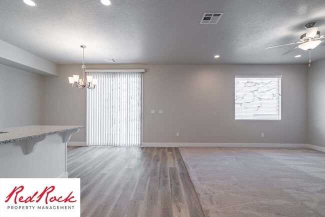 Building Photo - Modern 4-Bed Townhome in Hurricane Heights