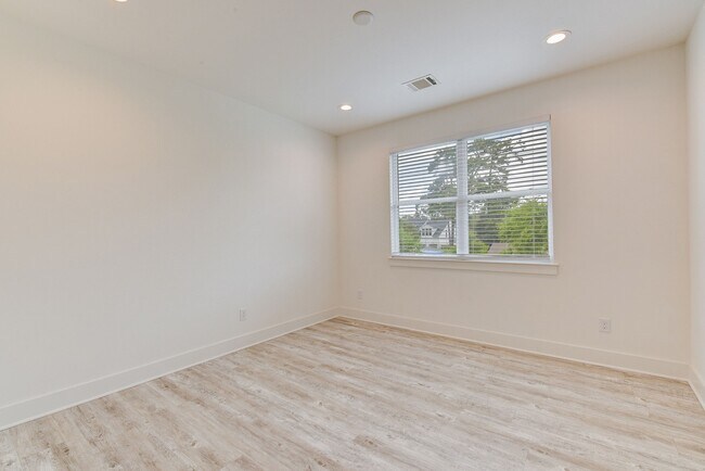 Building Photo - 2539 Judiway St