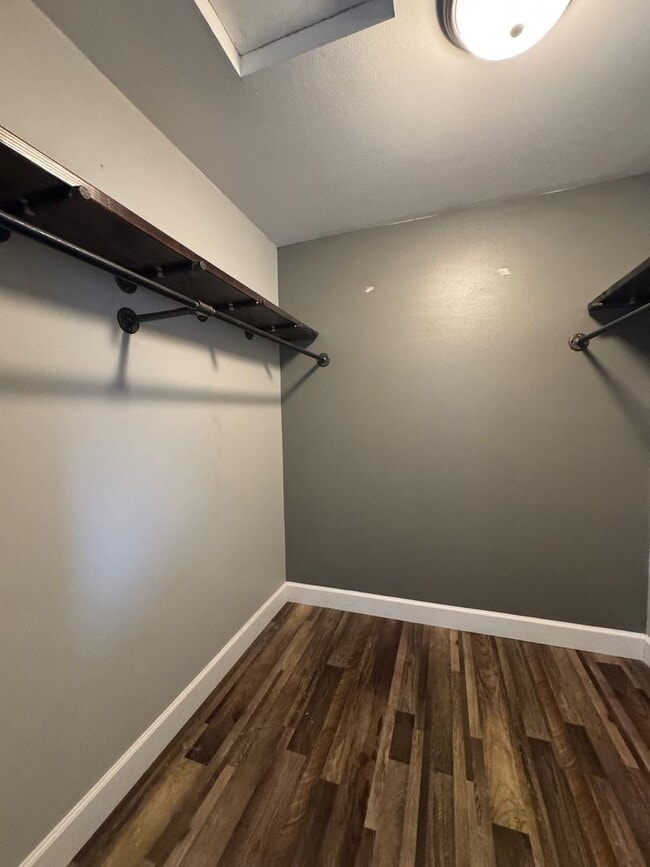 Building Photo - HUGE PET FRIENDLY Rental