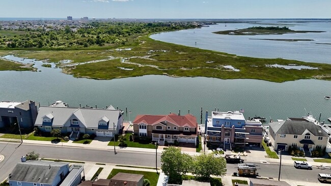 Building Photo - 802 N Harvard Ave