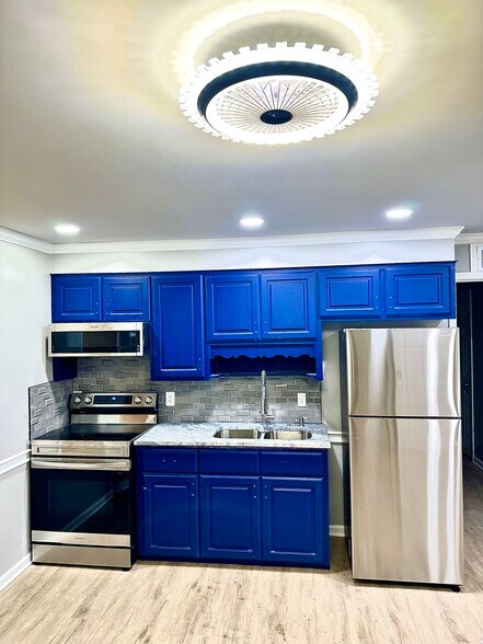 Samsung Appliances, Granite, Tile, Can Lighting, Crystal Fan, Push Button Disposal, Brushed Nickel - 120 Calvin Ct
