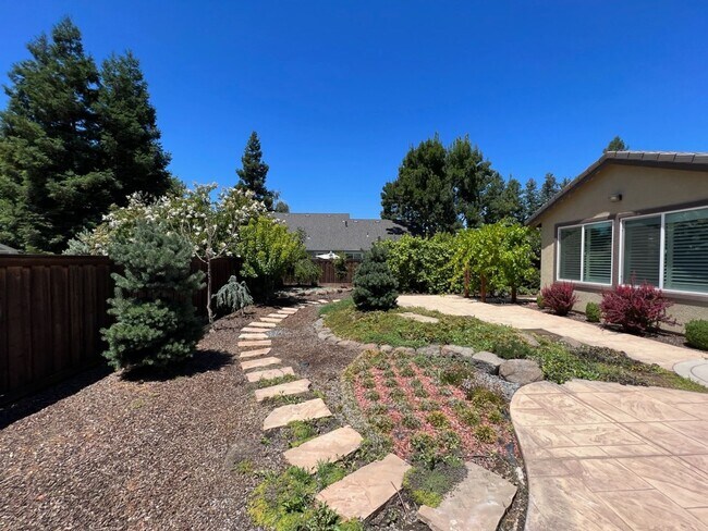 Building Photo - Newer single story home located in desirab...