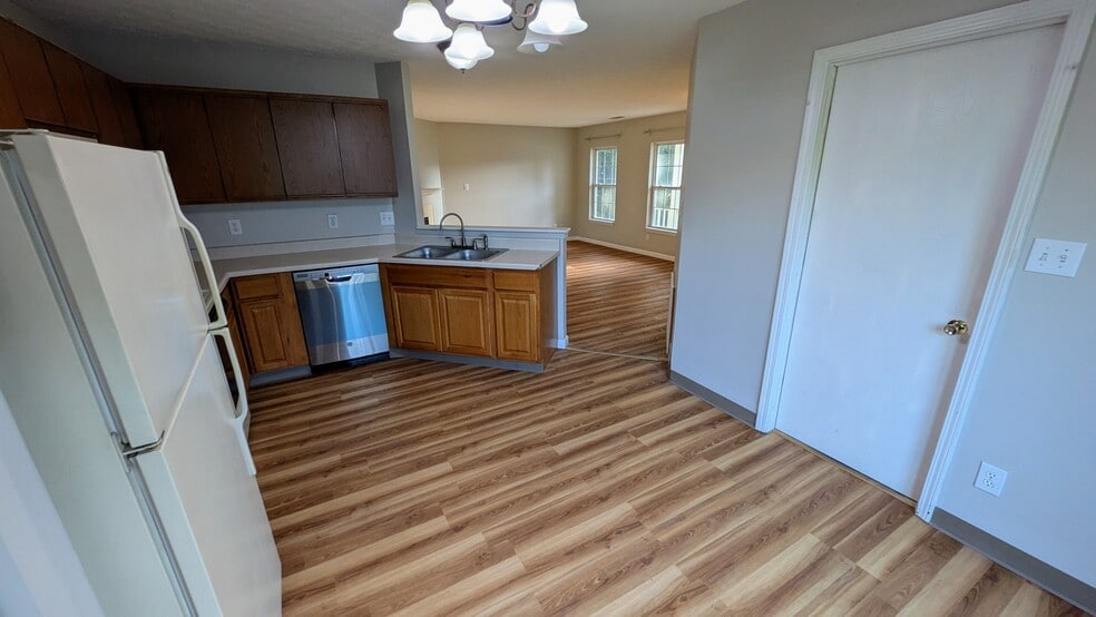 Building Photo - 1065 Williamsburg Way