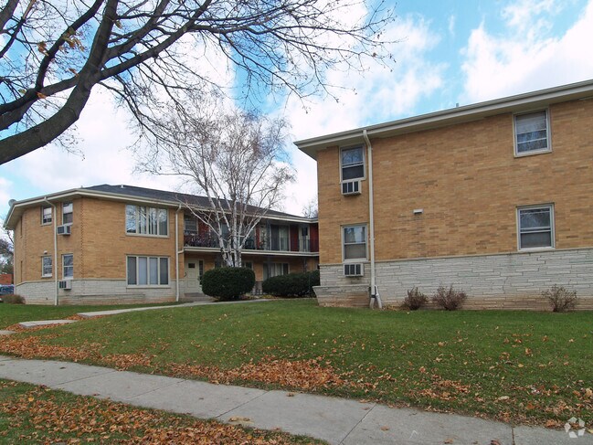 Building Photo - 3202 N 76th St - 14 Unit