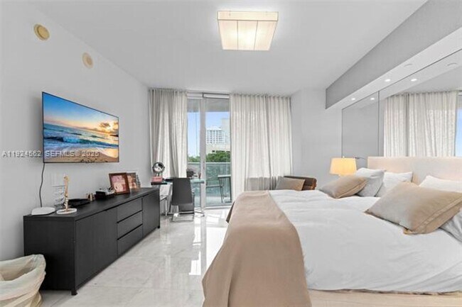 Building Photo - 495 Brickell Ave