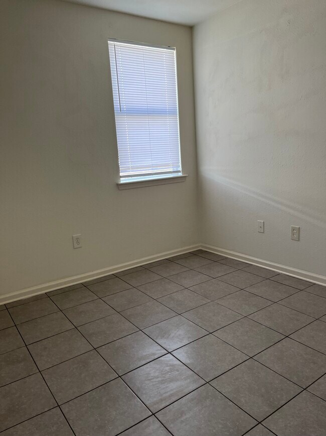 Building Photo - 2412 Rose Dr