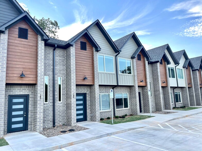 Primary Photo - Parkway Townhomes