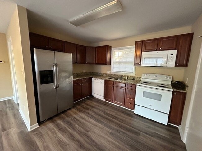Building Photo - Conveniently located 3 bedroom/2 Bath house