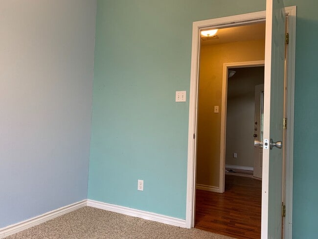 Building Photo - 8811 Laurel Ridge