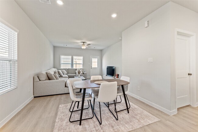 Building Photo - 16215 Globetrotter Ct