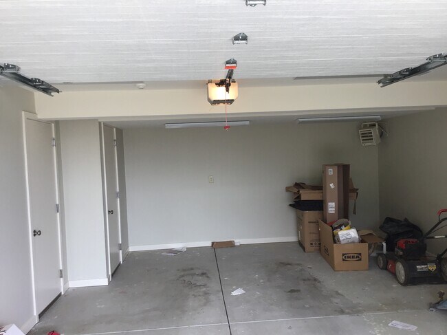 Large one-car garage - 454 Conroy St