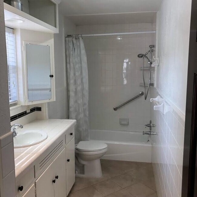 Building Photo - 2448 White Oak Dr