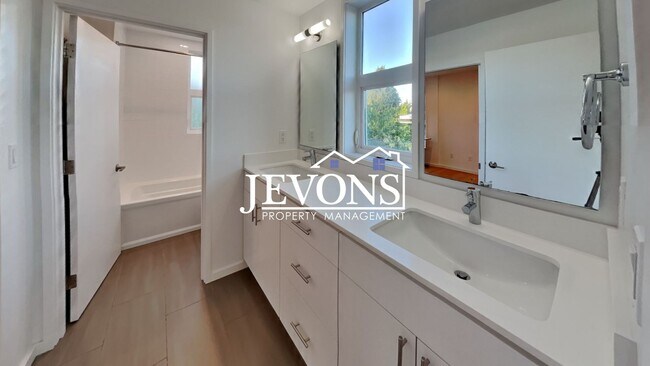Building Photo - 5BR/4.5BA House in Seattle -- Available Now!