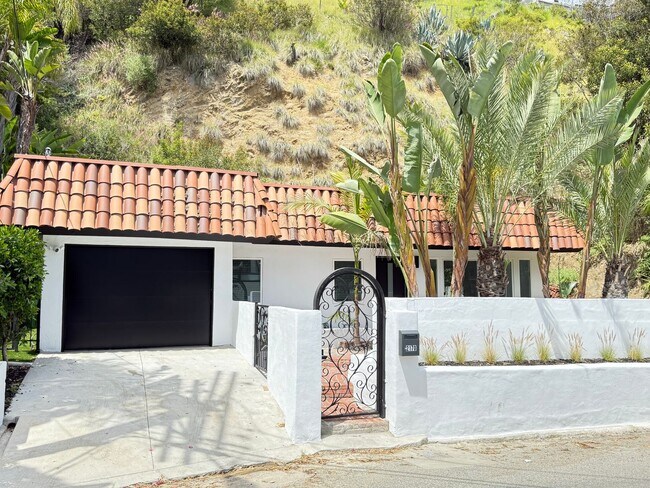 Primary Photo - Sunset Plaza Home for Lease