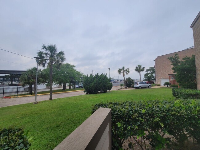 Building Photo - 7079 N Holiday