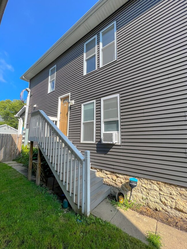 Building Photo - Modernized 2nd Floor Apartment in Franklin...