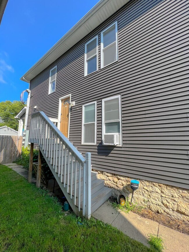 Building Photo - Modernized 2nd Floor Apartment in Franklinton – Your Urban Oasis Awaits!