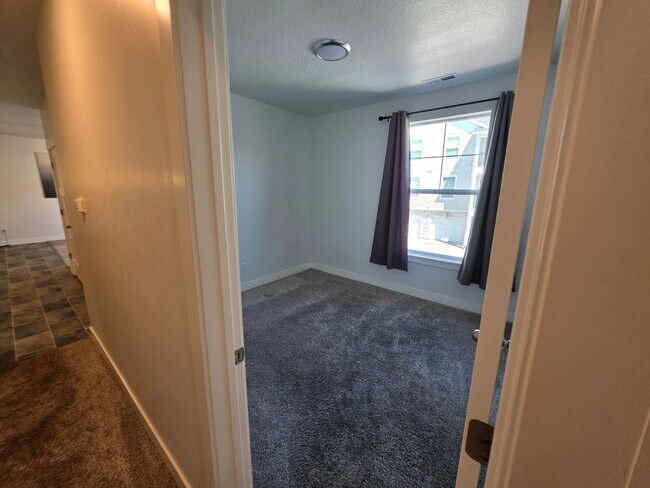 Building Photo - 415 N 360 W