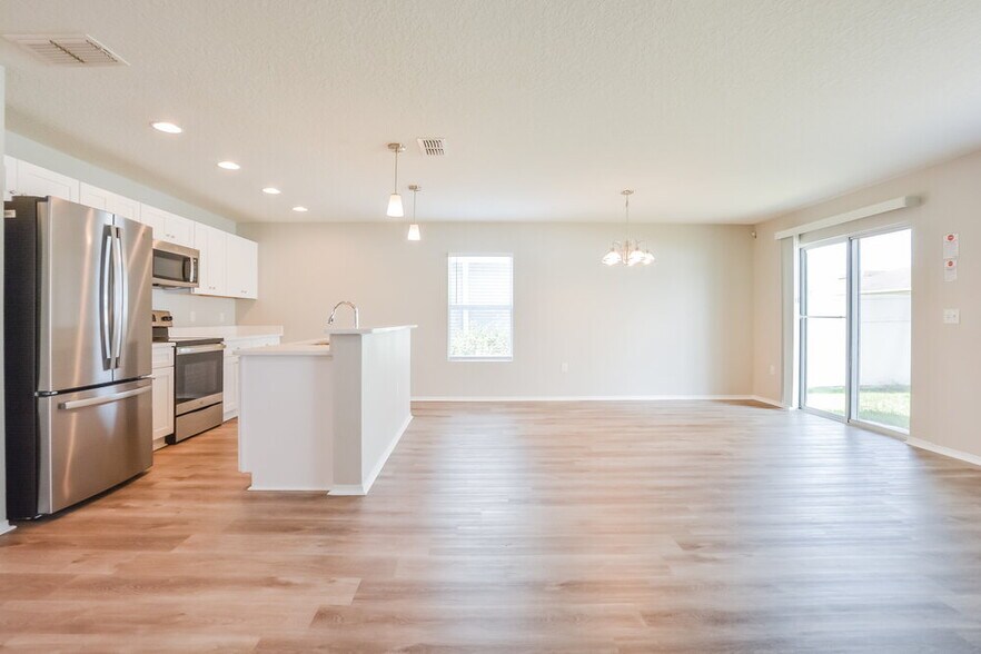 Building Photo - 1617 Strathmore Cir