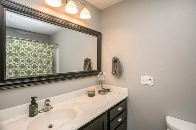 Building Photo - 1023 6th St SE