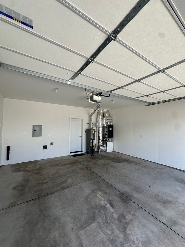 Building Photo - Gorgeous newer townhome in SE Bend!