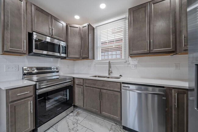 Building Photo - Fully Renovated Beauty!!