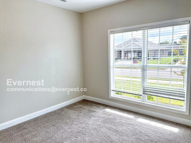Building Photo - 102 River Pointe Dr