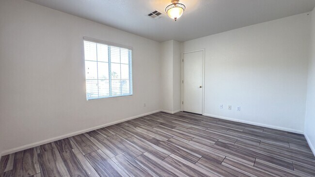 Building Photo - 10631 Streamside Ave