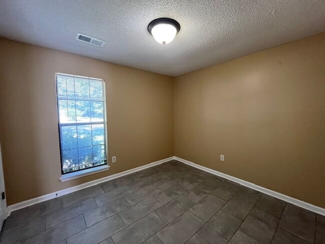 Building Photo - Renovated 3 Bedroom 2 Bath Home for Rent!!