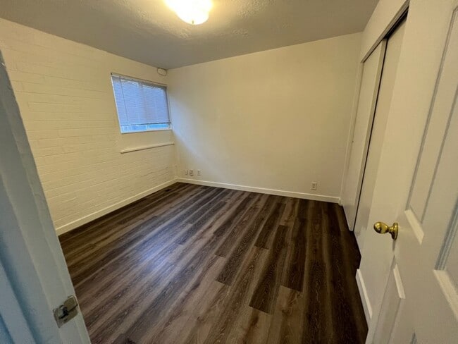 Building Photo - 860 E 500 S