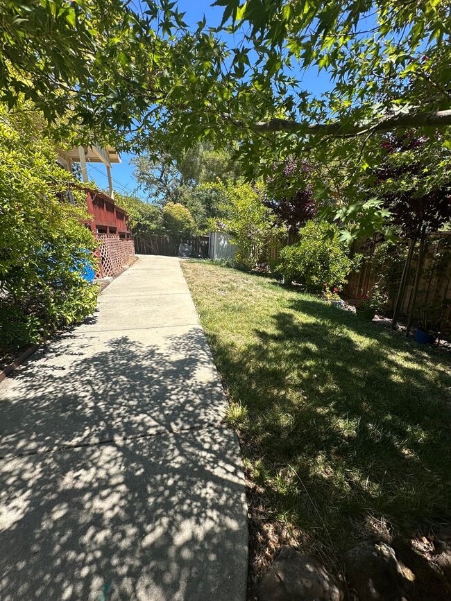 Building Photo - Gorgeous 4 Bed 2.5 Bath, single family hom...