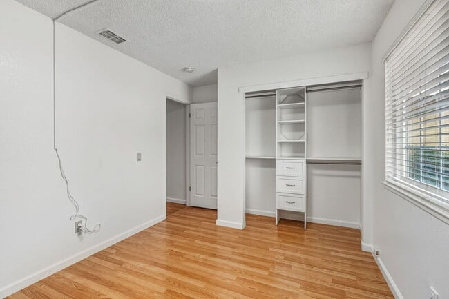 Building Photo - 10028 Biscanewoods Way